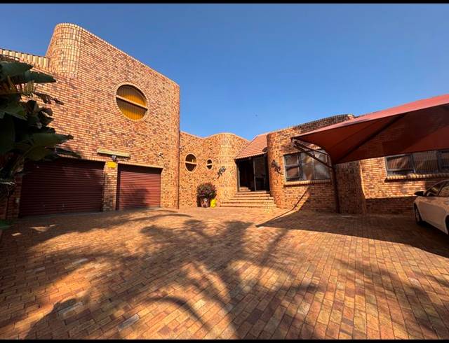 5 BEDROOM HOUSE FOR SALE IN REYNO RIDGE
